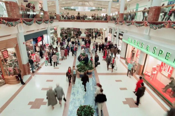 Framed Print : Customers pack Merry Hill Shopping Centre in Brierley Hill, first day of Christmas Sales Framed Print : Customers pack Merry Hill Shopping Centre in Brierley Hill, first day of Christmas Sales