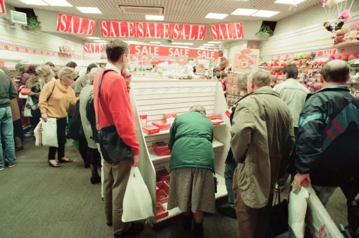 Framed Print : Customers pack Merry Hill Shopping Centre in Brierley Hill, first day of Christmas Sales Framed Print : Customers pack Merry Hill Shopping Centre in Brierley Hill, first day of Christmas Sales