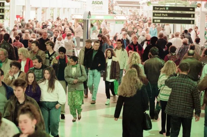 Framed Print : Customers pack Merry Hill Shopping Centre in Brierley Hill, first day of Christmas Sales Framed Print : Customers pack Merry Hill Shopping Centre in Brierley Hill, first day of Christmas Sales