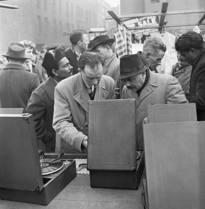 Framed Print : Customers at the secondhand gramophone stall at the flea market in Club Row Framed Print : Customers at the secondhand gramophone stall at the flea market in Club Row