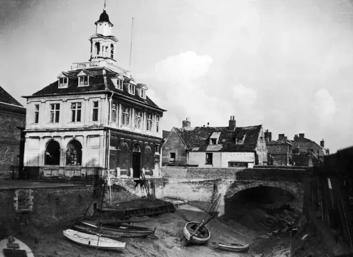Framed Print : The Customs House, built in 1683, King Lynn, Norfolk, Circa 1945 Framed Print : The Customs House, built in 1683, King Lynn, Norfolk, Circa 1945