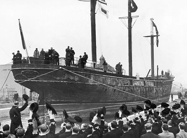 The Cutty Sark on its last journey from the East India Dock to the Dry Dock at Greenwich