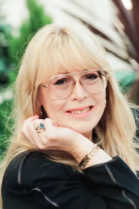 Framed Print : Cynthia Lennon, poses for photographs, London, 14th February 1995 Framed Print : Cynthia Lennon, poses for photographs, London, 14th February 1995
