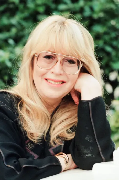 Framed Print : Cynthia Lennon, poses for photographs, London, 14th February 1995 Framed Print : Cynthia Lennon, poses for photographs, London, 14th February 1995