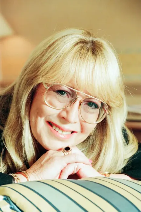 Framed Print : Cynthia Lennon, poses for photographs, London, 14th February 1995 Framed Print : Cynthia Lennon, poses for photographs, London, 14th February 1995