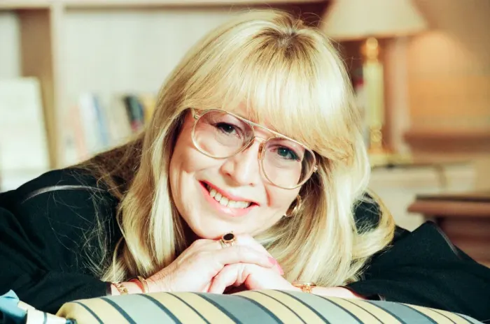 Framed Print : Cynthia Lennon, poses for photographs, London, 14th February 1995 Framed Print : Cynthia Lennon, poses for photographs, London, 14th February 1995