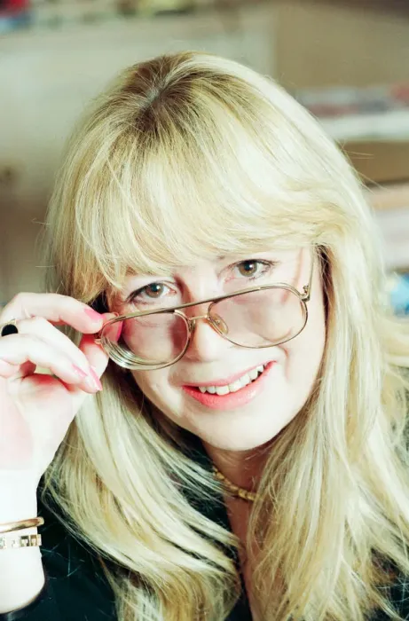 Framed Print : Cynthia Lennon, poses for photographs, London, 14th February 1995 Framed Print : Cynthia Lennon, poses for photographs, London, 14th February 1995