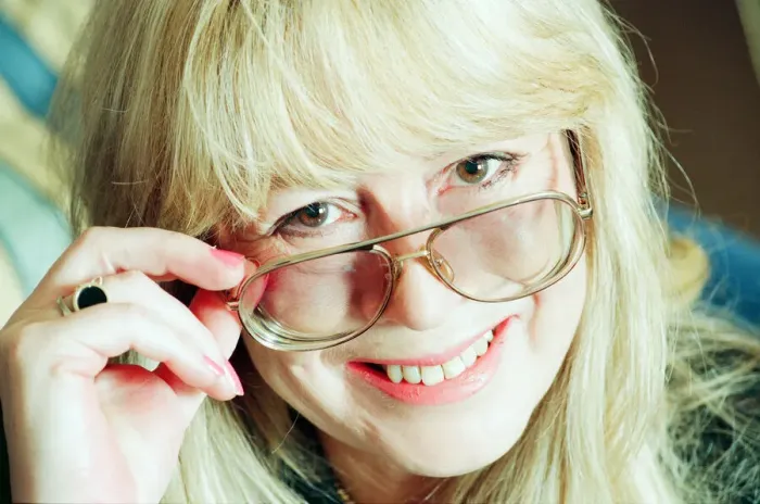 Framed Print : Cynthia Lennon, poses for photographs, London, 14th February 1995 Framed Print : Cynthia Lennon, poses for photographs, London, 14th February 1995