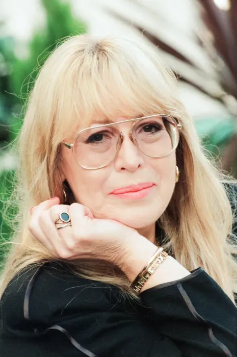 Framed Print : Cynthia Lennon, poses for photographs, London, 14th February 1995 Framed Print : Cynthia Lennon, poses for photographs, London, 14th February 1995