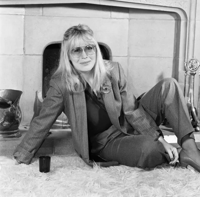 Framed Print : Cynthia Lennon, poses for photographs, 10th November 1984 Framed Print : Cynthia Lennon, poses for photographs, 10th November 1984
