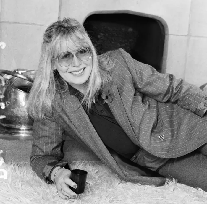 Framed Print : Cynthia Lennon, poses for photographs, 10th November 1984 Framed Print : Cynthia Lennon, poses for photographs, 10th November 1984