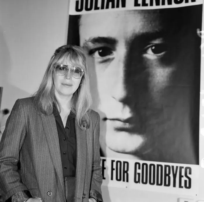 Framed Print : Cynthia Lennon, poses for photographs, 10th November 1984