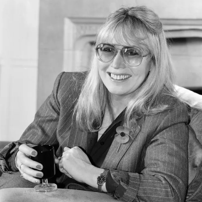 Framed Print : Cynthia Lennon, poses for photographs, 10th November 1984 Framed Print : Cynthia Lennon, poses for photographs, 10th November 1984
