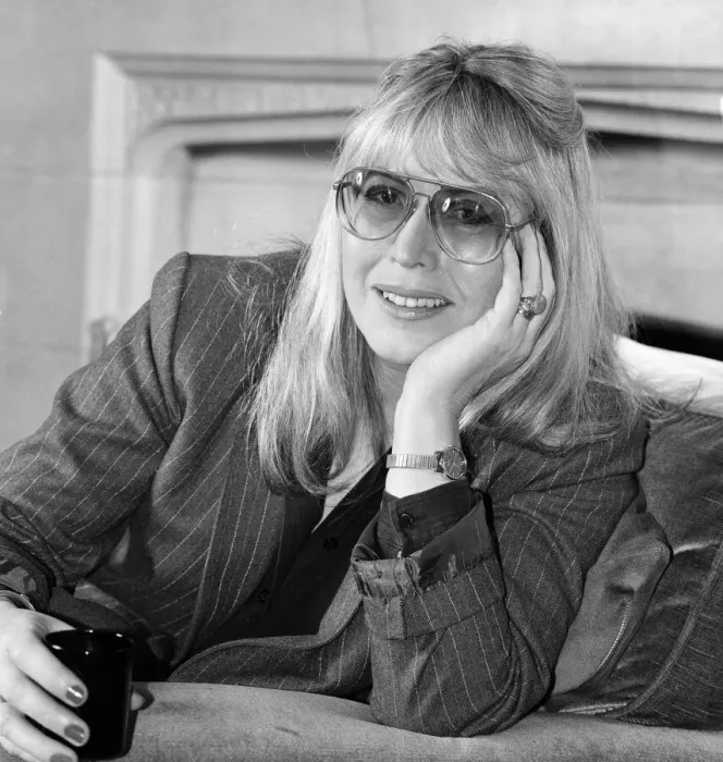 Framed Print : Cynthia Lennon, poses for photographs, 10th November 1984 Framed Print : Cynthia Lennon, poses for photographs, 10th November 1984