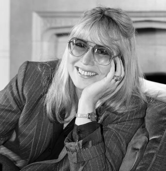 Framed Print : Cynthia Lennon, poses for photographs, 10th November 1984 Framed Print : Cynthia Lennon, poses for photographs, 10th November 1984