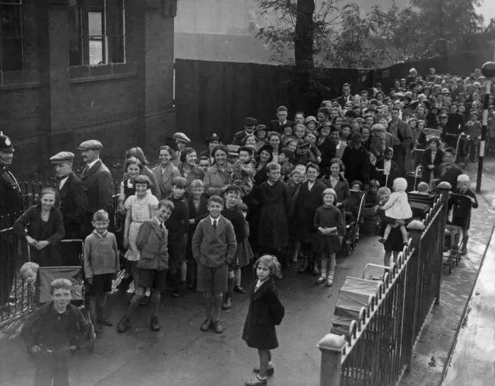 Framed Print : Czecho-Slovakia Crisis (Sept. 13-29, 1938. ) A. R. P. measures taken in Derby as members of Framed Print : Czecho-Slovakia Crisis (Sept. 13-29, 1938. ) A. R. P. measures taken in Derby as members of