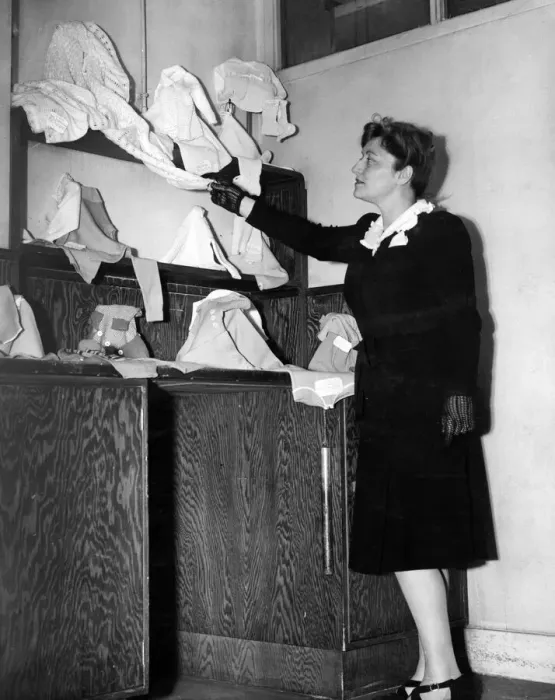 Framed Print : A Czechoslovakian delegate, Mrs Elizabeth Sichrova, examines children Framed Print : A Czechoslovakian delegate, Mrs Elizabeth Sichrova, examines children