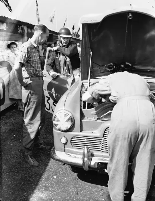 Framed Print : Daily Herald race meeting at Oulton Park. August 1955