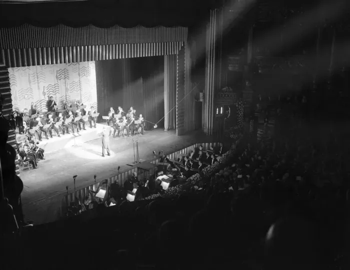 Framed Print : The Daily Herald Radio Show at the London Palladium. 2nd October 1949