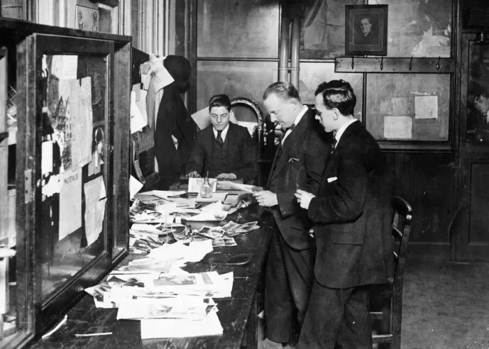 Framed Print : The Daily Mirror Art Bench journalists seen here at work in Bouverie Street offices Framed Print : The Daily Mirror Art Bench journalists seen here at work in Bouverie Street offices