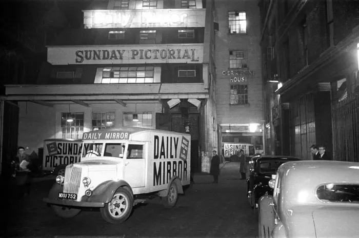 Framed Print : Daily Mirror Offices, Geraldine House, Fetter Lane, London, 8th April 1954