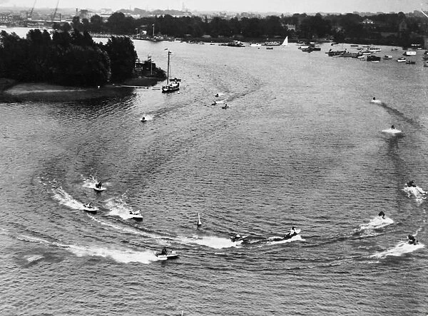 The Daily Mirror Outboard Motor Championship at Oulton Broad. August 1950 025400  /  1
