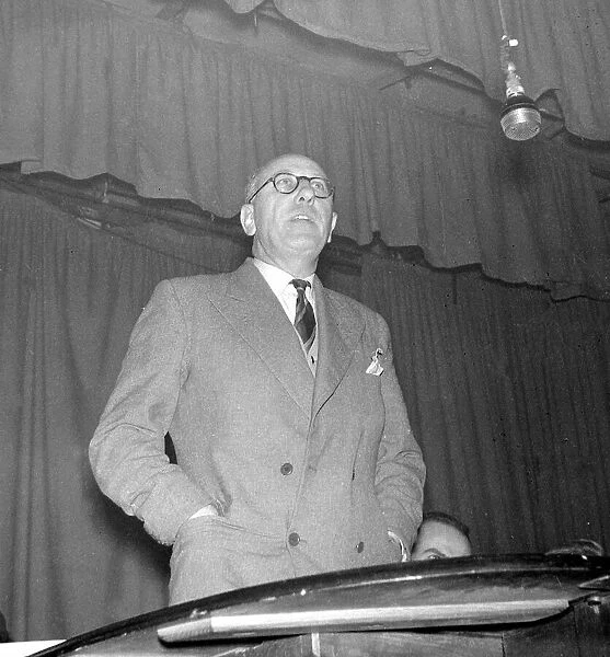 Daily Mirror sports writer Archie Ledbrooke, guest chairman at a meeting at