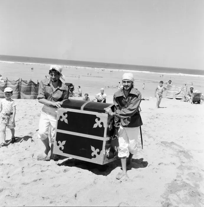 Framed Print : Daily Mirror Treasure Hunt, Fistral Beach, Cornwall, Tuesday 7th July 1959 Framed Print : Daily Mirror Treasure Hunt, Fistral Beach, Cornwall, Tuesday 7th July 1959