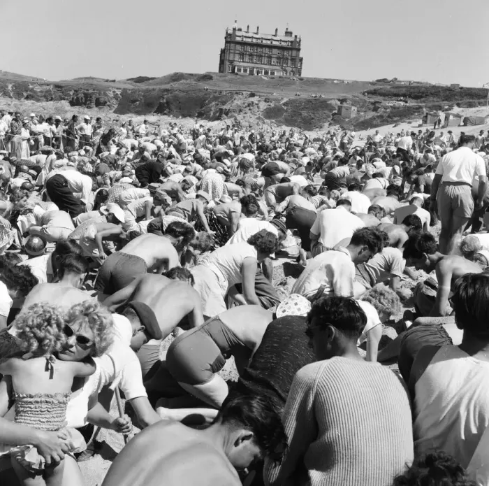 Framed Print : Daily Mirror Treasure Hunt, Fistral Beach, Cornwall, Tuesday 7th July 1959