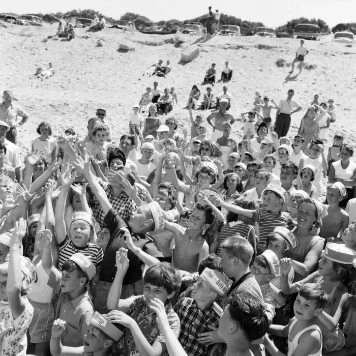 Framed Print : Daily Mirror Treasure Hunt, Fistral Beach, Cornwall, Tuesday 7th July 1959 Framed Print : Daily Mirror Treasure Hunt, Fistral Beach, Cornwall, Tuesday 7th July 1959