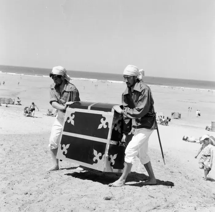 Framed Print : Daily Mirror Treasure Hunt, Fistral Beach, Cornwall, Tuesday 7th July 1959 Framed Print : Daily Mirror Treasure Hunt, Fistral Beach, Cornwall, Tuesday 7th July 1959