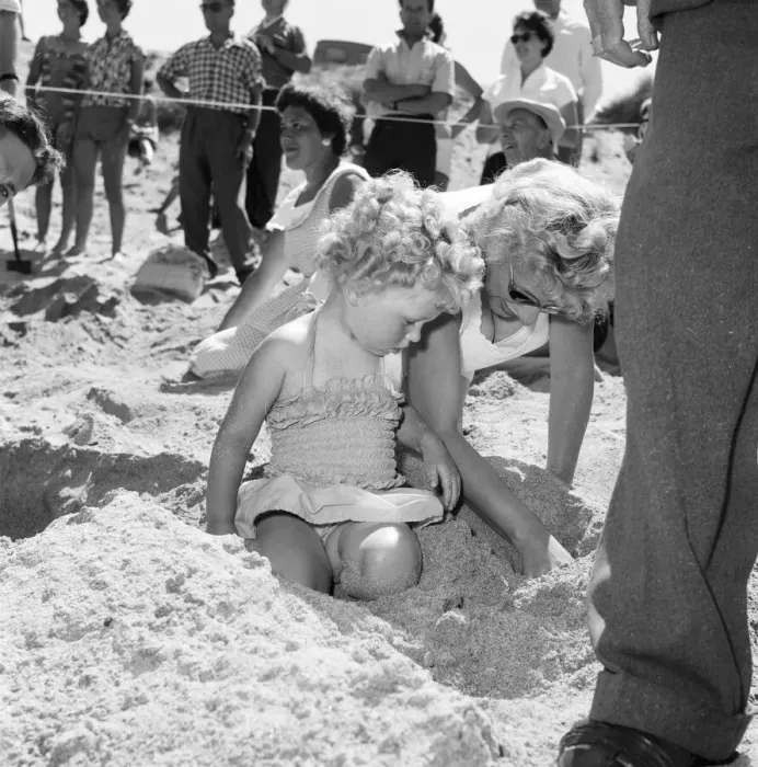 Framed Print : Daily Mirror Treasure Hunt, Fistral Beach, Cornwall, Tuesday 7th July 1959 Framed Print : Daily Mirror Treasure Hunt, Fistral Beach, Cornwall, Tuesday 7th July 1959