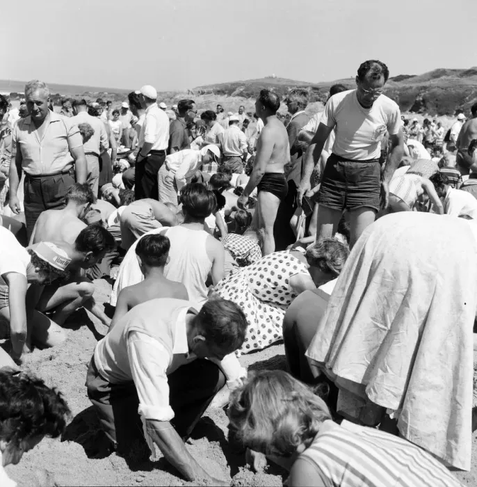 Framed Print : Daily Mirror Treasure Hunt, Fistral Beach, Cornwall, Tuesday 7th July 1959 Framed Print : Daily Mirror Treasure Hunt, Fistral Beach, Cornwall, Tuesday 7th July 1959