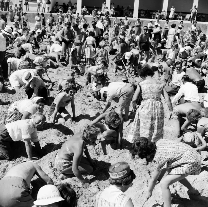Framed Print : Daily Mirror Treasure Hunt, Porthminster Beach, St Ives, Cornwall, Monday 6th July 1959