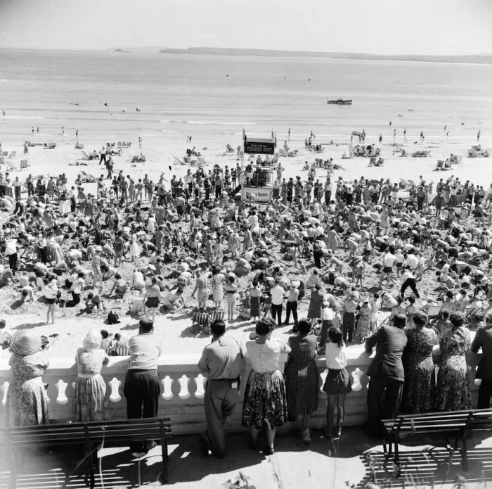 Framed Print : Daily Mirror Treasure Hunt, Porthminster Beach, St Ives, Cornwall, Monday 6th July 1959