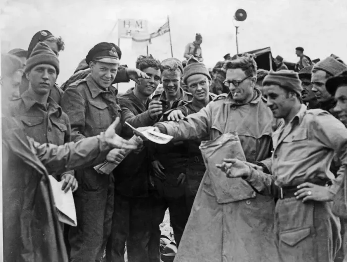 Framed Print : Daily Mirror war correspondent handing out copies to the troops on the Normandy invasion