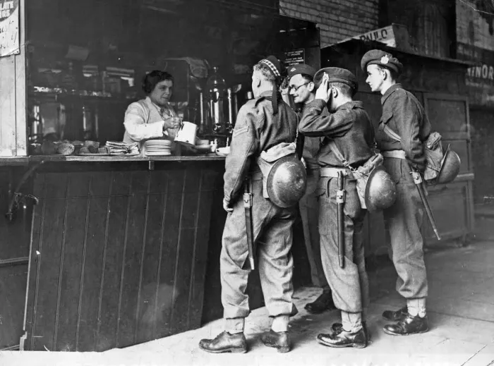 Framed Print : Daisy Green, aged 42, serving tea to soldiers at Waterloo Station, London Framed Print : Daisy Green, aged 42, serving tea to soldiers at Waterloo Station, London