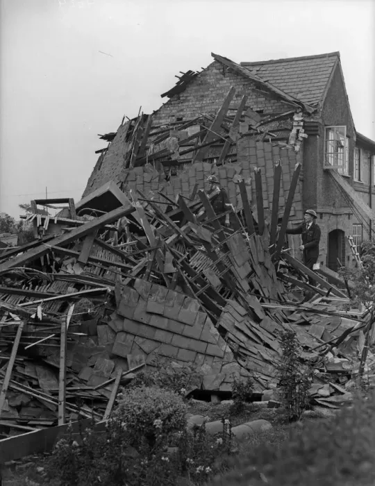 Framed Print : A damage house in Tyburn Road, Edrdington, Birmingham following a raid on the city Framed Print : A damage house in Tyburn Road, Edrdington, Birmingham following a raid on the city