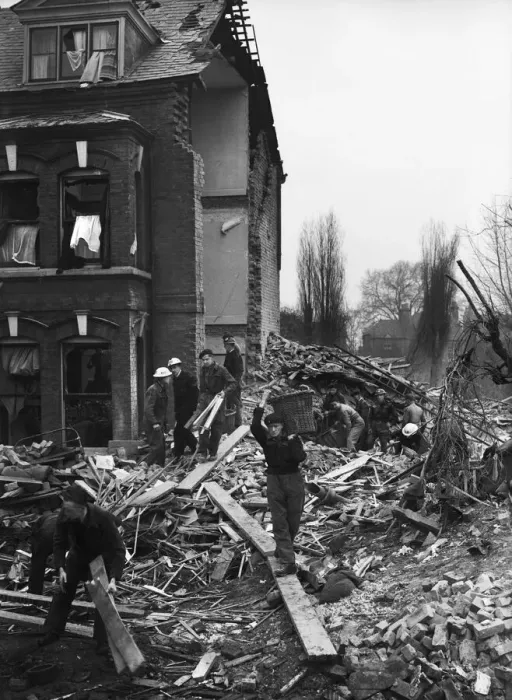 Framed Print : Damage to housing in Fulham, London, following an air raid on the city