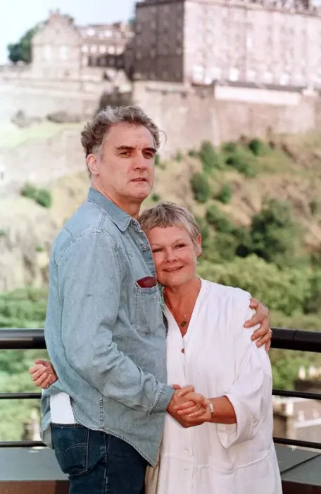 Framed Print : DAME JUDI DENCH ARCHIVE - EDINBURGH FILM FESTIVAL, BILLY CONNOLLY WITH DAME JUDI Framed Print : DAME JUDI DENCH ARCHIVE - EDINBURGH FILM FESTIVAL, BILLY CONNOLLY WITH DAME JUDI