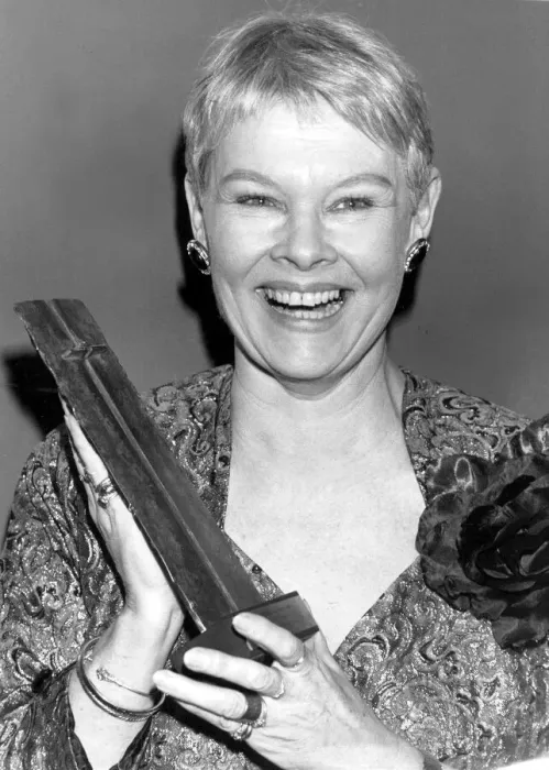 Framed Print : DAME JUDI DENCH ARCHIVE - JUDI DENCH WITH AWARD FOR BEST ACTRESS AT THE LAURENCE OLIVIER