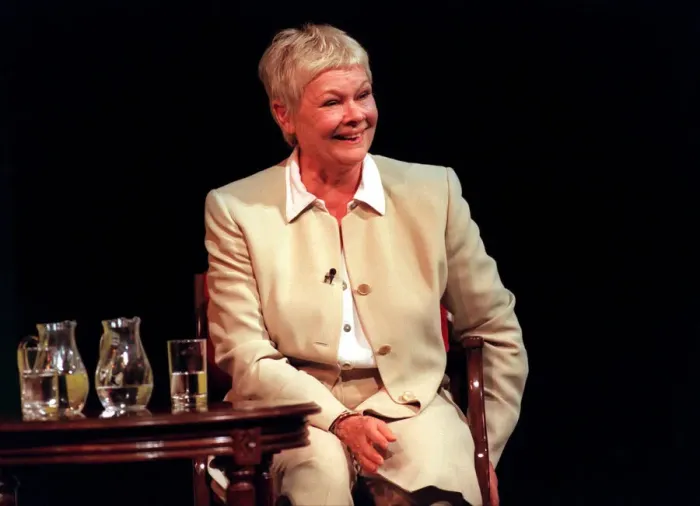 Framed Print : Dame Judi Dench on stage at the Apollo Theatre, London - 31 March 1999 Framed Print : Dame Judi Dench on stage at the Apollo Theatre, London - 31 March 1999