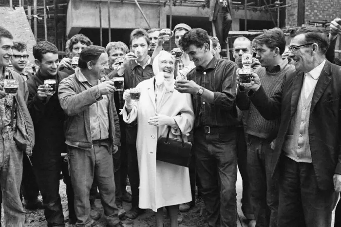 Framed Print : Dame Sybil Thorndike and her husband Lewis Casson attend the topping out ceremony