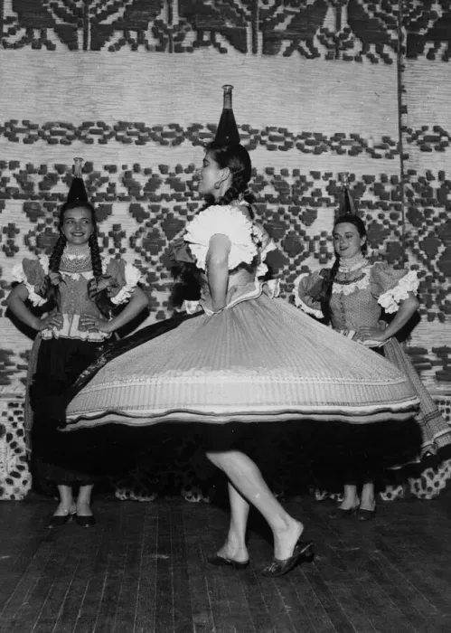 Framed Print : Dancer Elizabeth varga calmly balances a flagon of wine on her head as she dances a Framed Print : Dancer Elizabeth varga calmly balances a flagon of wine on her head as she dances a