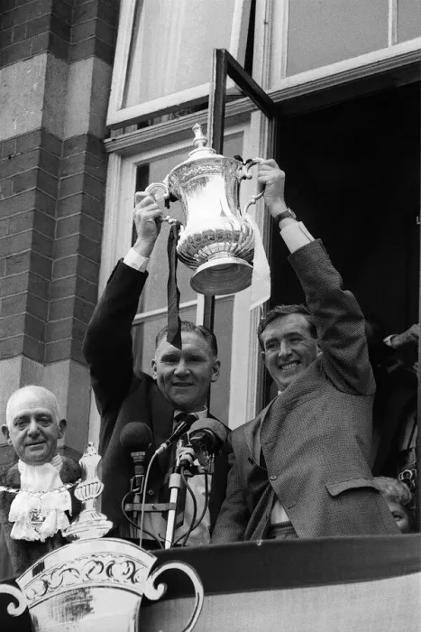 Framed Print : Danny Blanchflower lifts the FA Cup at Town Hall May 1962 with manager Bill
