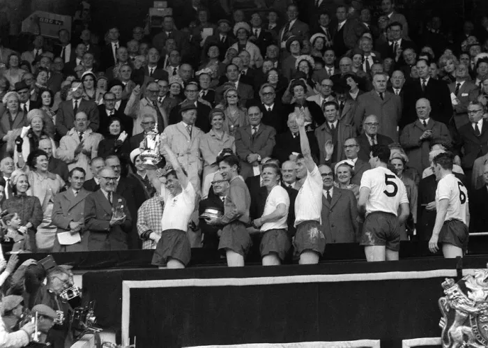 Framed Print : Danny Blanchflower Tottenham captain lifts the FA Cup 1962 with teamates from