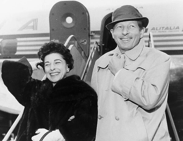 Danny Kaye Actor with wife Sylvia in 1959 at Heathrow airport Dbase MSI