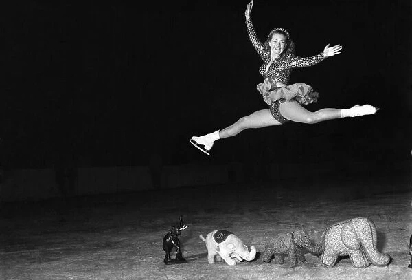 Daphne Walker - Skater. October 1952 C4819