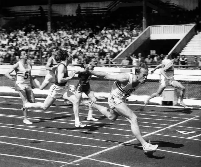 Framed Print : Dashing Dave Jones makes his famous last-stride lunge at the tape to win the invitation Framed Print : Dashing Dave Jones makes his famous last-stride lunge at the tape to win the invitation
