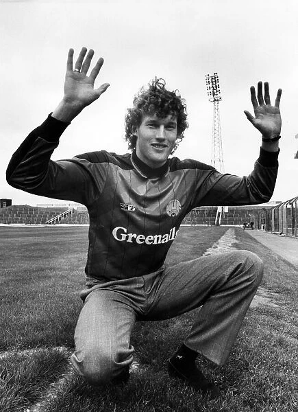 Dave Beasant tries on the United keepers jersey at St Jamess yesterday